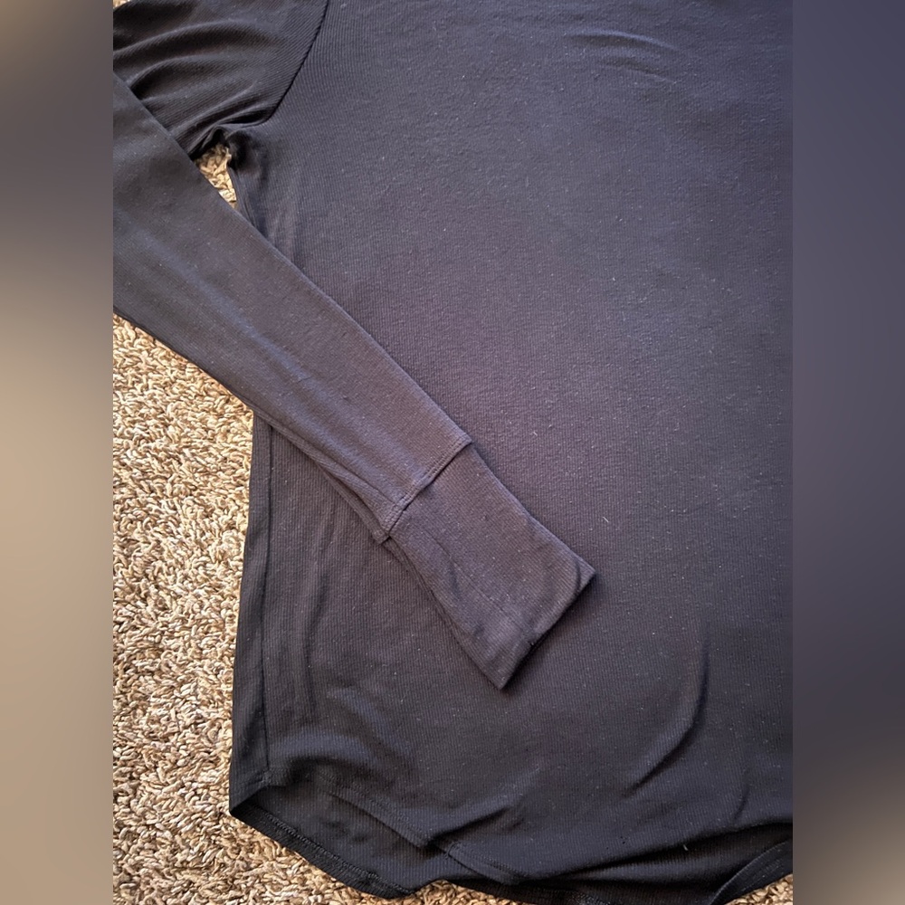 Athleta 
Women’s 
Small
Black
Long Sleeve Black T-Shirt
EUC - Picture 4 of 11